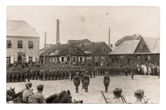 Iškilminga Lietuvos karių rikiuotė Vilniaus (dabar Didžiosios Rinkos) aikštėje Didžiajai Britanijai Lietuvą pripažinus de jure, 1922 m.