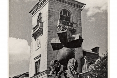 Kėdainių dvaro rūmų bokštas ir saulės laikrodis, 1930 m. 1944 liepos 30 d. rūmai susprogdinti nacių