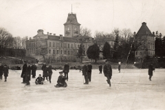 Aukštesnioji kultūrtechnikų mokykla buvusiuose Kėdainių dvaro rūmuose ir užtvenkta Dotnuvėlė žiemą. 1944 liepos 30 d. rūmai susprogdinti nacių
