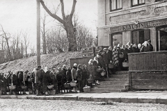 Eilė prie Kėdainių pieninės kiaušinių supirkimo punkto Gedimino gatvėje, 1938 m.