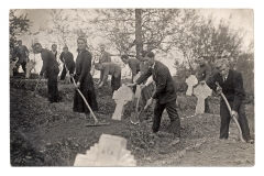 Kėdainių šauliai tvarko savanorių kapus Dotnuvos gatvės kapinėse, 1931 m.