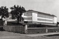 Naujoji Kėdainių gimnazija. 1944 liepos 30 d. susprogdinta nacių