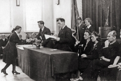 Brandos atestatų įteikimas Kėdainių naujojoje gimnazijoje, 1939 m. Kazio Daugėlios nuotr.